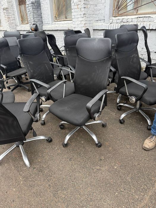 Продаємо меблі вживані- столи стільці крісла тумби шафи стелажі полиці