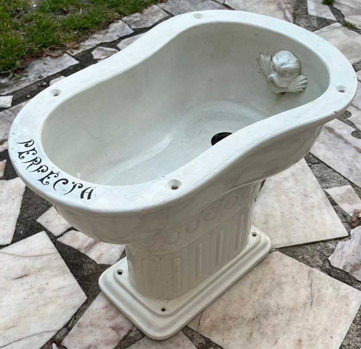 Bidé antigo de estilo romântico, ótimo para decorações avant-garde