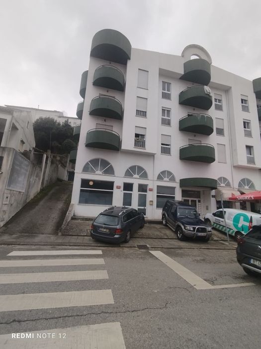 Loja em Coimbra para arrendamento.