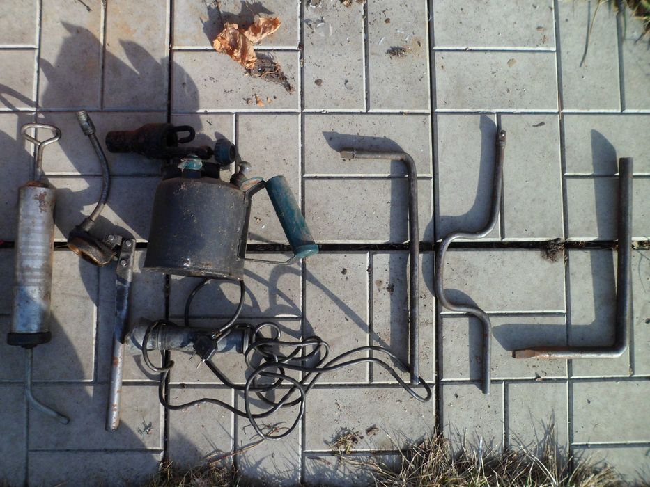 Різний інструмент, лампа, шприц, вороток, дрель, ключі