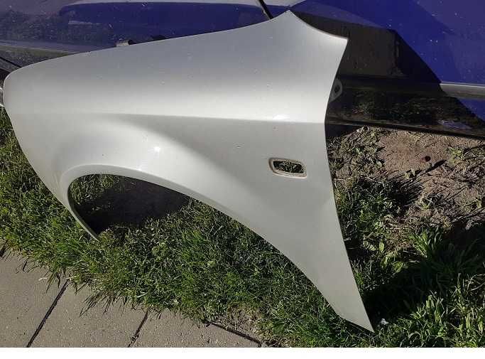 BLOTNIK--Lewy --AUDI A4B6--srebrny --2003r-- ma dwa wgnioty