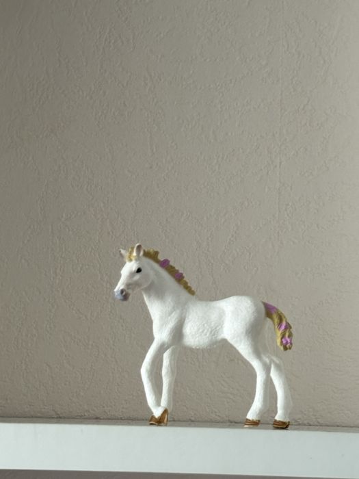 Figurka Schleich koń źrebak Blossom z kwiatkami w grzywie