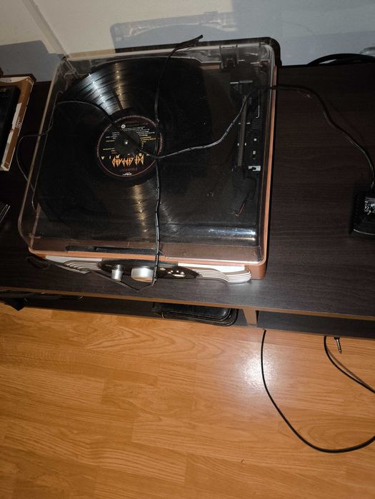 Gira discos com colunas integradas