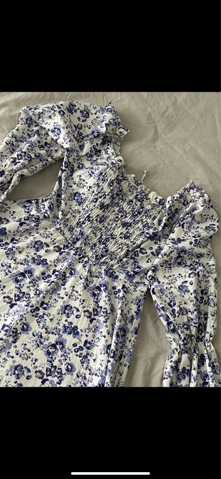 Biała sukienka w kwiaty