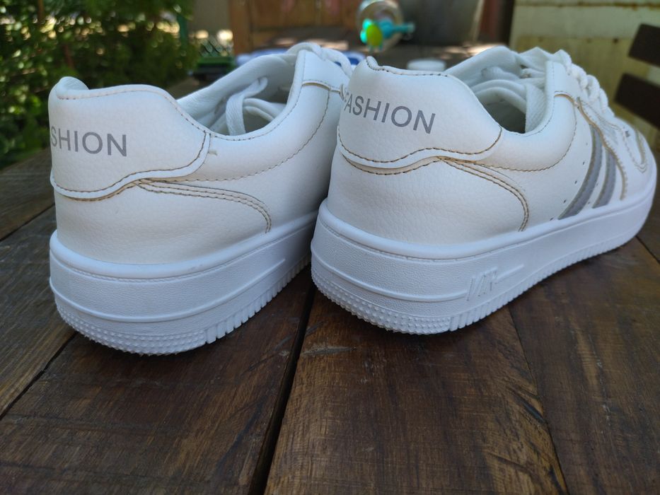 Білі кросівки/кеди (белые кроссовки/кеды)