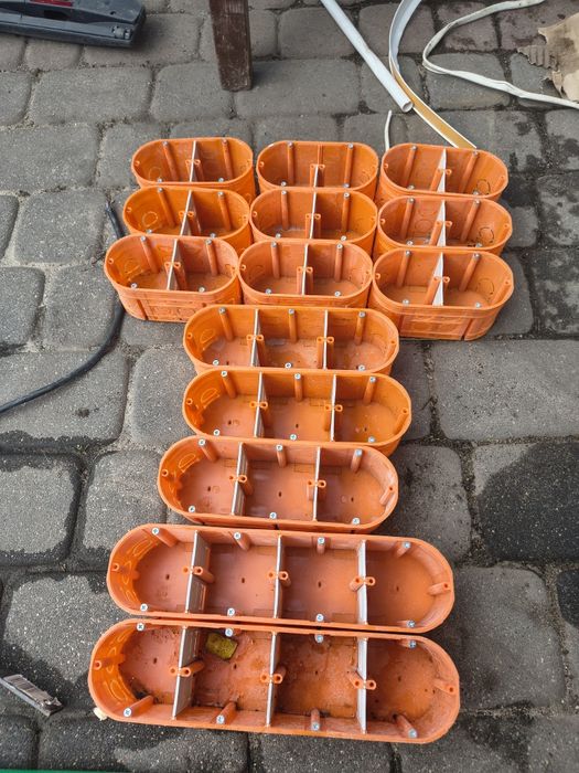 Puszki instalacyjne podtynkowe.