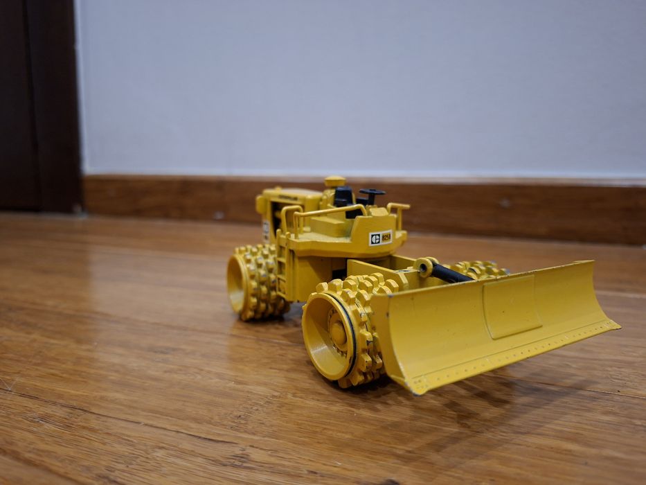 NZG 135 Caterpillar 825B – Metalowy Model 1:50 | Made in W. Germany