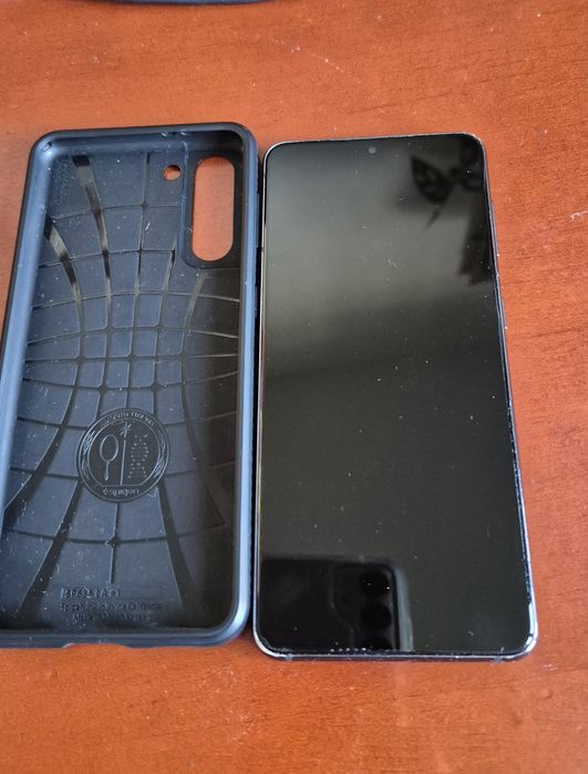 Samsung Galaxy S21 5G z super obudową od Spigen