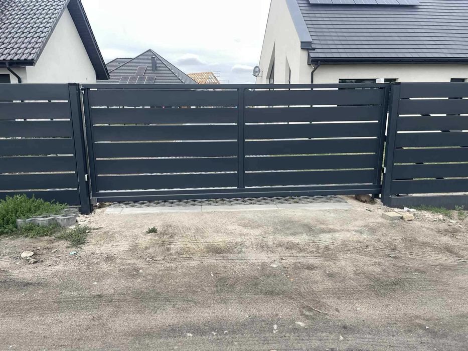 Nowoczesne Ogrodzenie Palisadowe z Montażem i Bramą