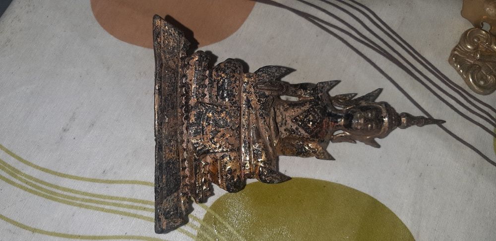 Cabides antigos em metal e buda