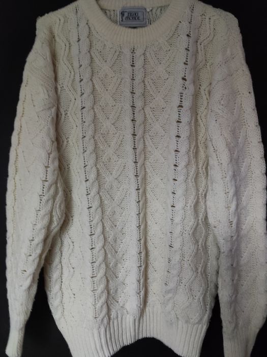 Sweter z grubym wzorem warkocz