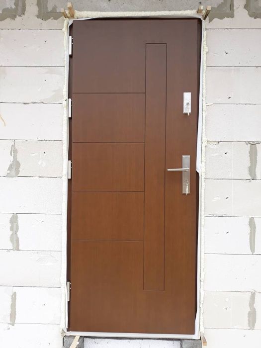 Drzwi zewnętrzne drewniane 8 cm z montazem dzp56