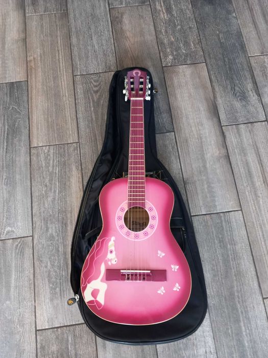 Różowa gitara dziecięca Stagg + pokrowiec