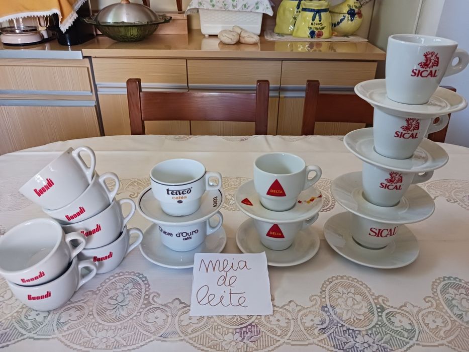Conjunto de chávenas de marcas de café e meias de leite