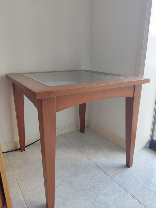 Mesa quadrada de madeira com tampo em vidro, medidas 60 x 60  cm