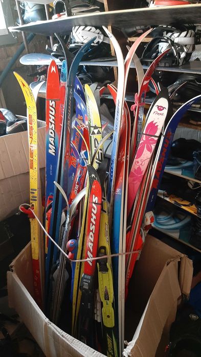 прокат лиж:бігових, гірських та сноубордів.