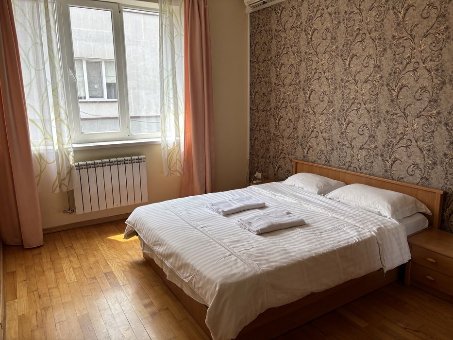 Трикімнатна квартира подобово біля собору