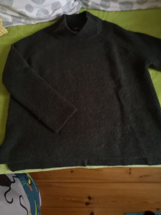 Sweter z Mango. Ciemna zieleń.