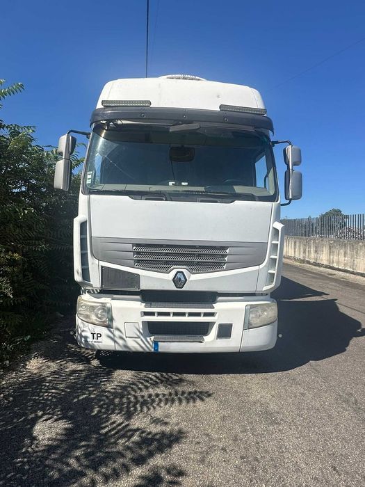 Camião Volvo FH16 e Renault Premium 460