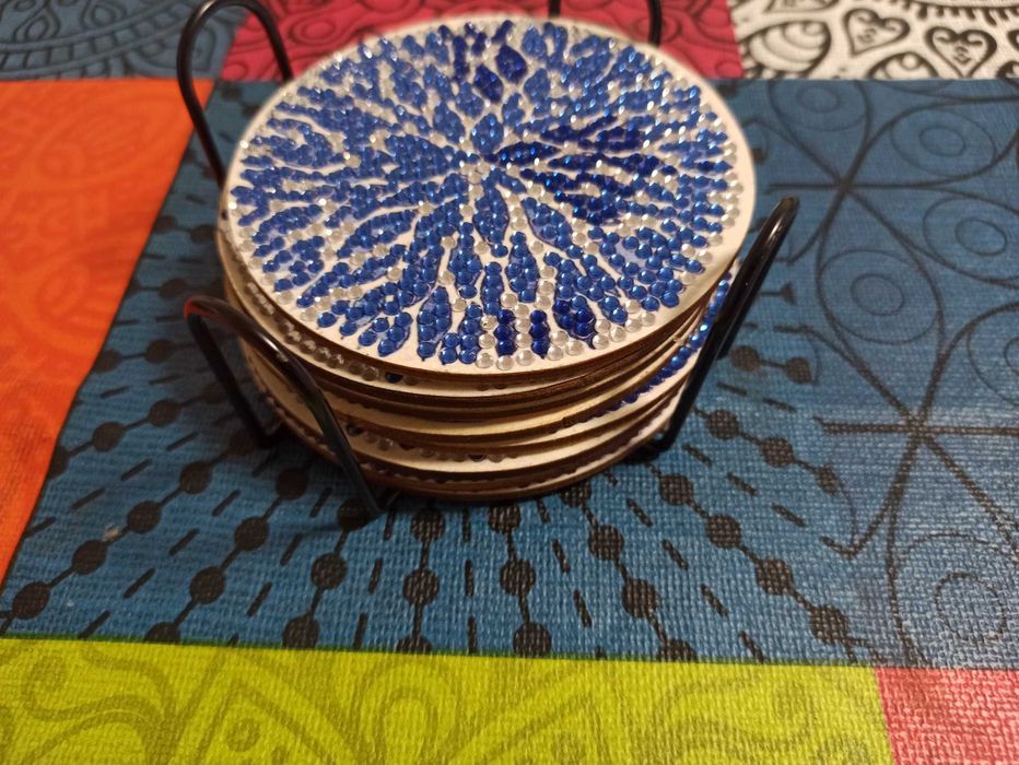 Suporte e porta copos feitos a mão.