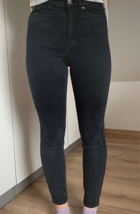 Spodnie skinny.   .