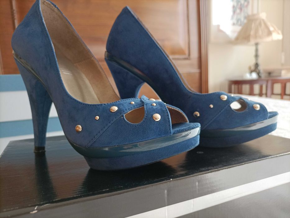 Sapatos senhora, em camurça azul forte, abertos a frente e com tachas