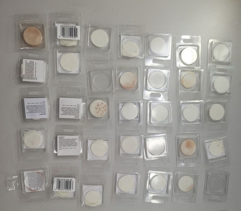 Puste opakowania osłonki na cienie do powiek