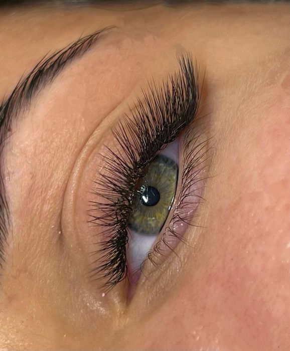 Наращивание ресниц, оформление бровей