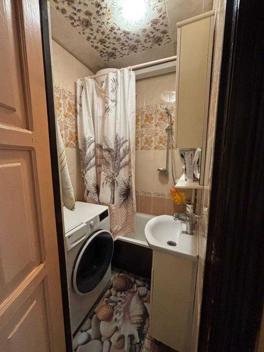 Продам 3 кімнатну квартиру з ремонтом  на вул. Бочарова, поруч з ринком Північний, Одеса.