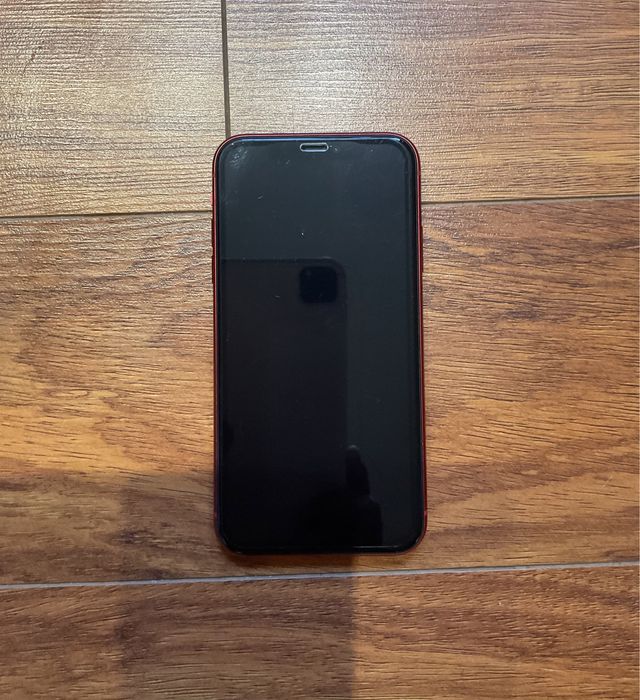 iPhone 11 (nearly new, including cases, charger, and screen protector)64752127704449123