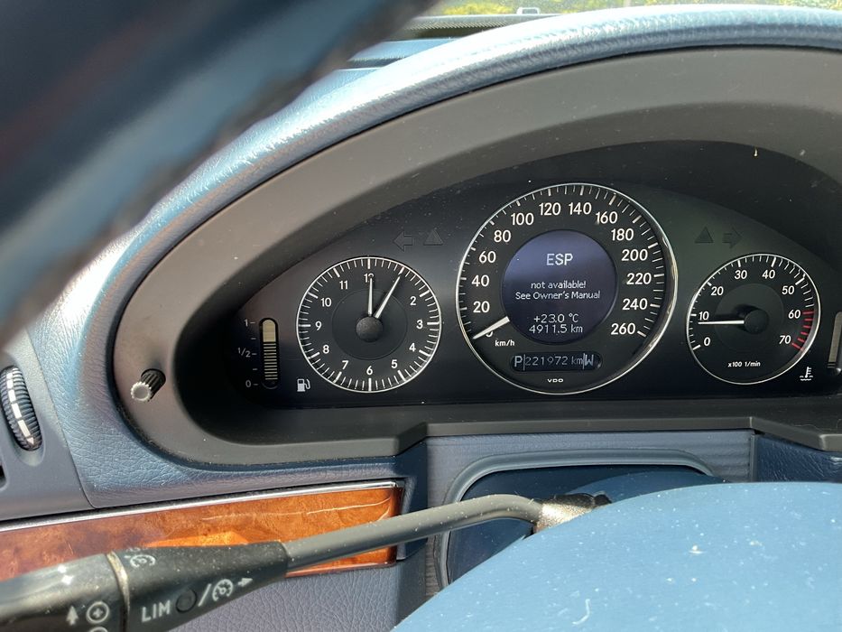 Mercedes E. 260. Benzyna