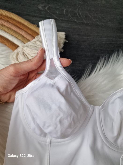 Piękne, białe body modelujące z fiszbinami, Triumph,  Shape Sensation  75B