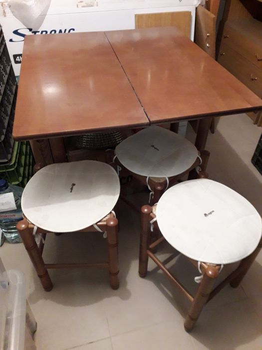 Mesa e cadeiras de cozinha
