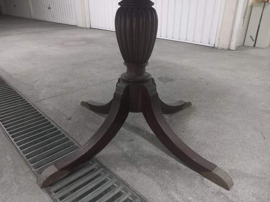 Mesa antiga de madeira maciça