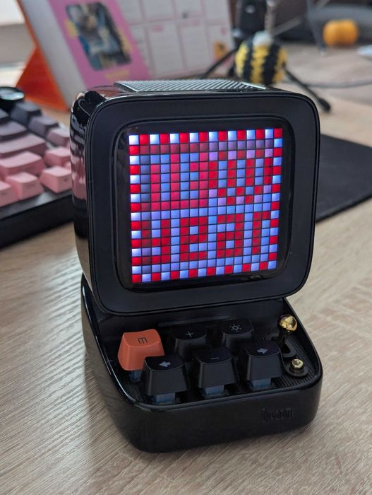 Divoom Ditoo Pro з кейсом