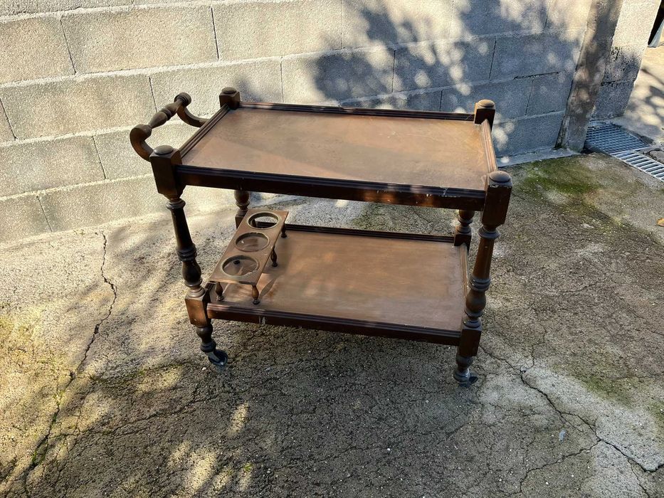 Carro de Chá Antigo com Rodas e Lugar para 3 Garrafas