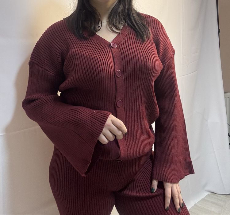 Костюм вʼязаний.