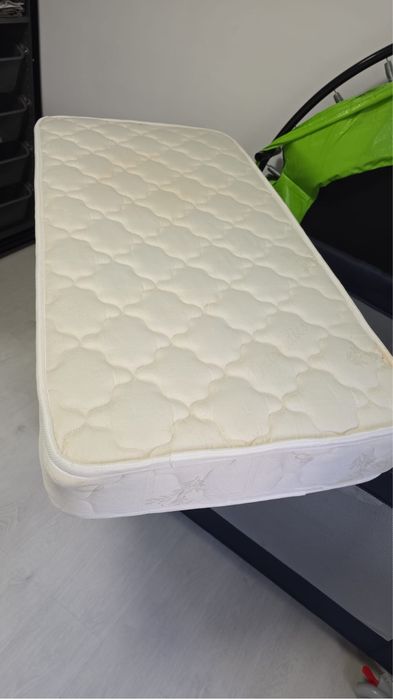 Cama de viagem como novo com colchao ortopedico