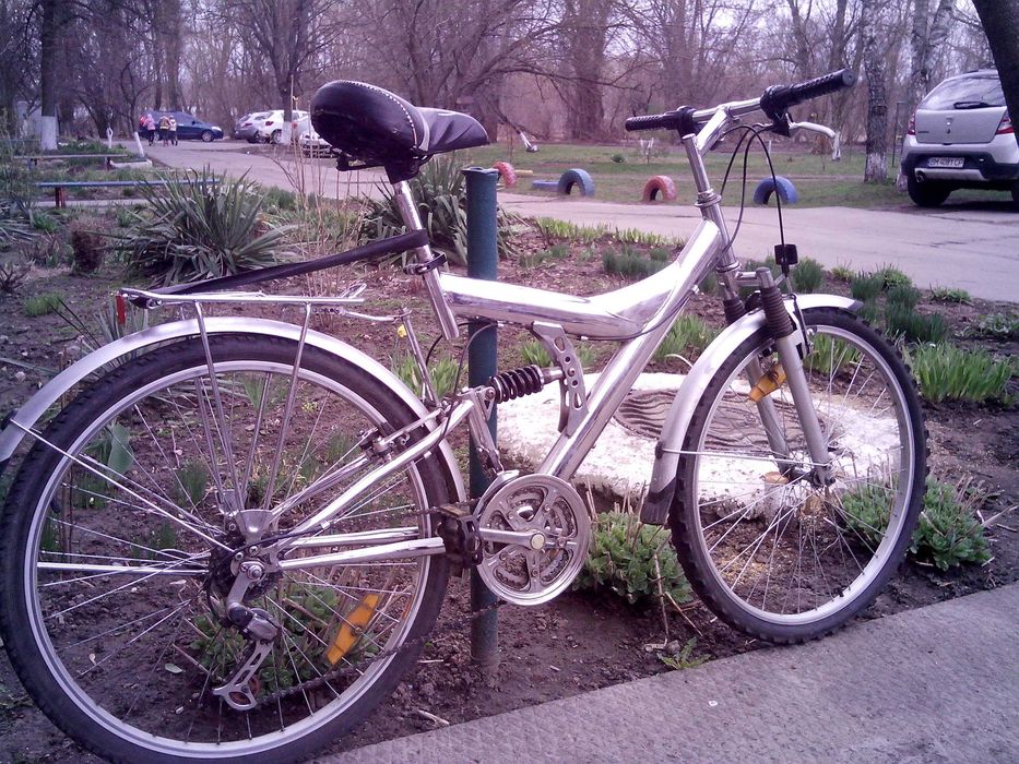 Продам велосипед с двойной подвеской.