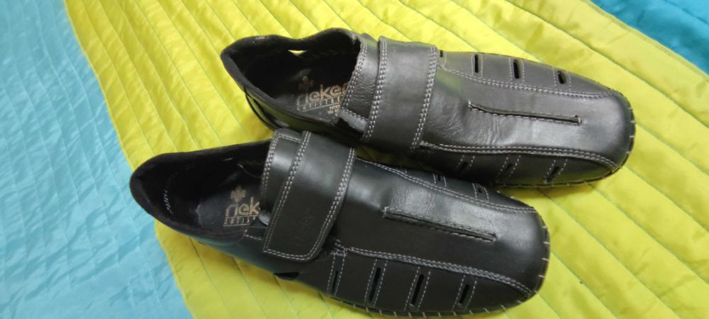 Sapatos novos pretos em pele de verão da Rieker, n.º 42