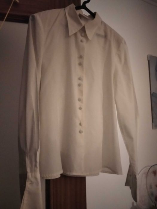Blusa branca com botões forrados e manga comprida