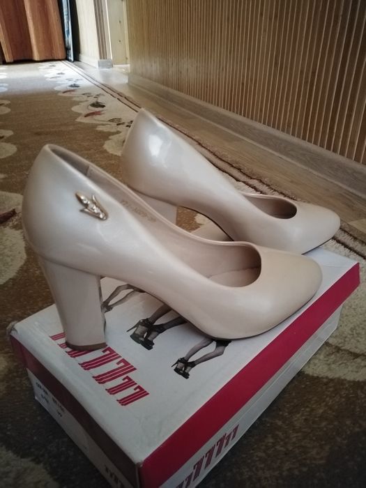 Продаж взуття весняне