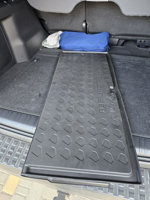 Продам оригинальный коврик в багажник,Toyota Land Cruiser Prado 250