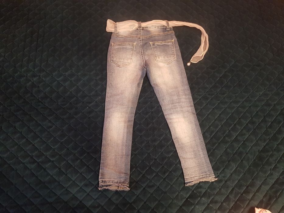 jeansowe spodnie z perełkami i wstążką