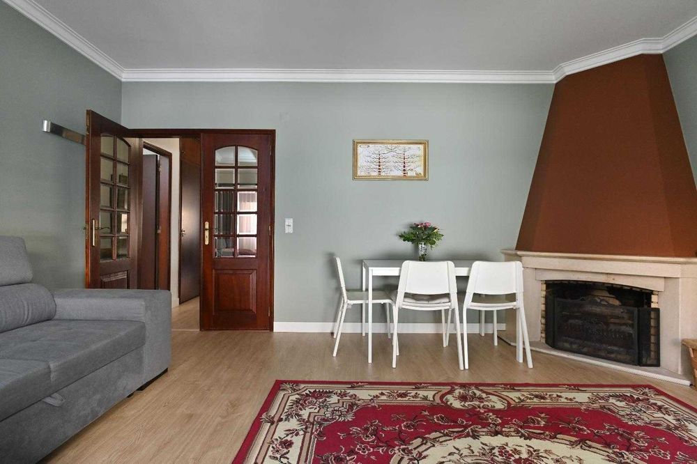 T2 com Jardim Privado Entrada Separada Renovado Excelente Localização