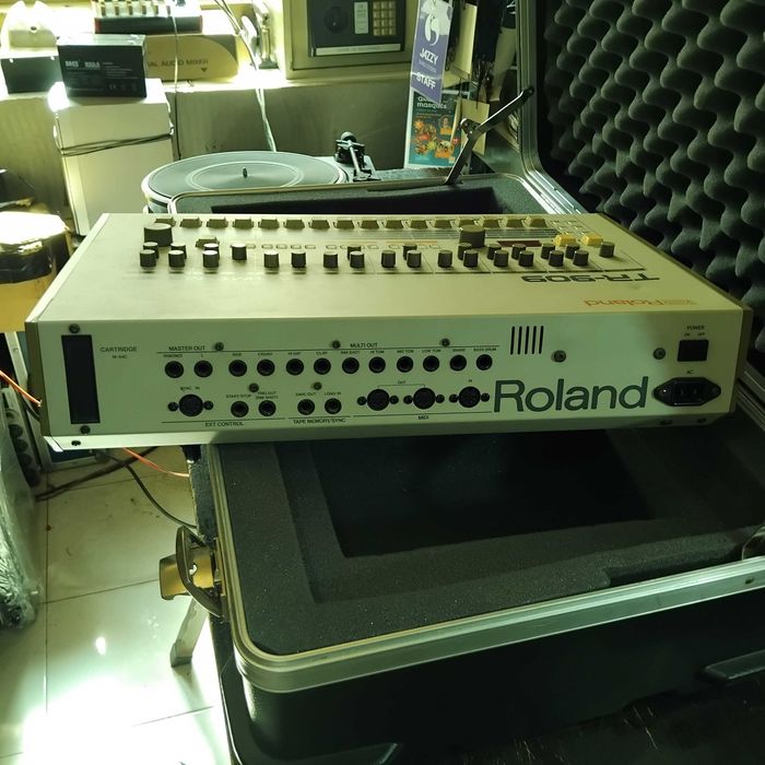 Roland TR-909 Rhythm Composer + Flight Case Roland original