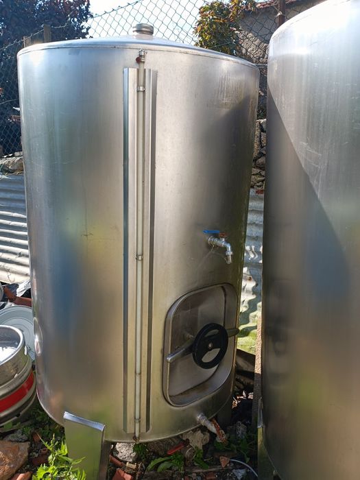 Cubas em inox para armazenamento de vinho, 750 e 1000 litros
750 litrros180€
1000 litros 200€