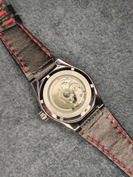 Seiko Red Vertex mod, wyjątkowo oryginalny rzemieślnikczy pasek
