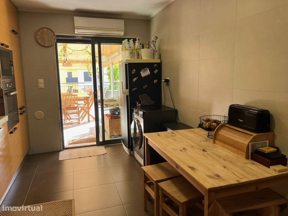 T2 com terraço de 65m2, box e arrecadação - Atalaia, Amadora