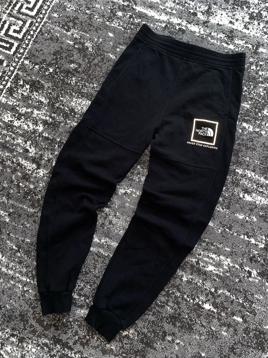 Штани The North Face чорного кольору С розмір